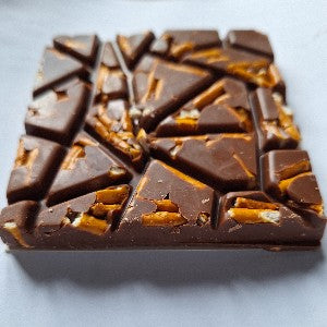 Chocolate ao leite premium e pretzel salgado UE